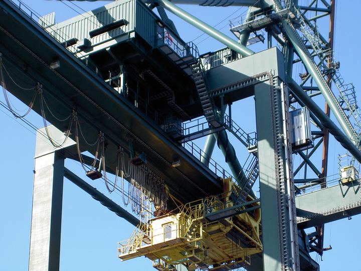 Havenkraan tegen een blauwe lucht