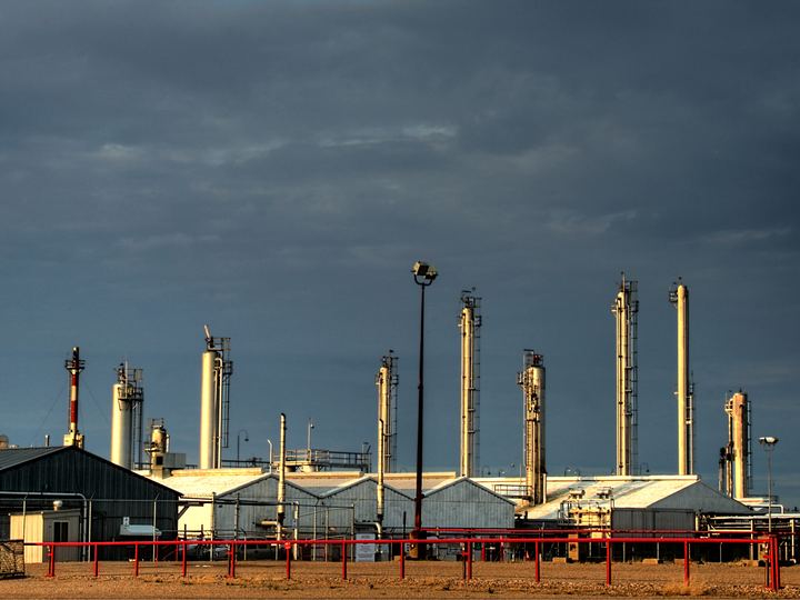 Petrochemische installatie onder een donkere lucht